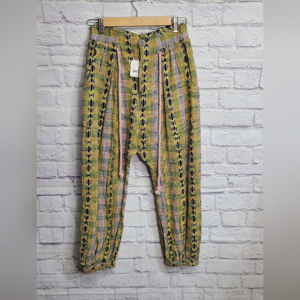 Boho Chic Comfy loose fitting.  Any top will go with the pants 👍